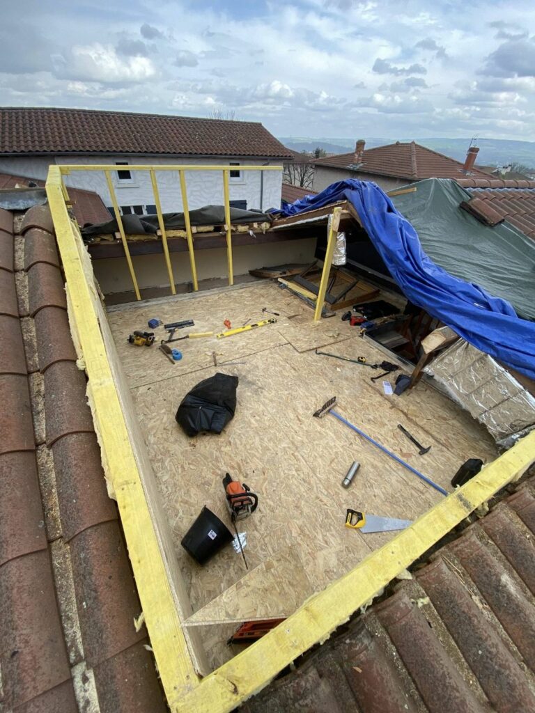 Ouverture de la toiture et montage de l'ossature bois de la terrasse tropézienne, Beauvallon (69)