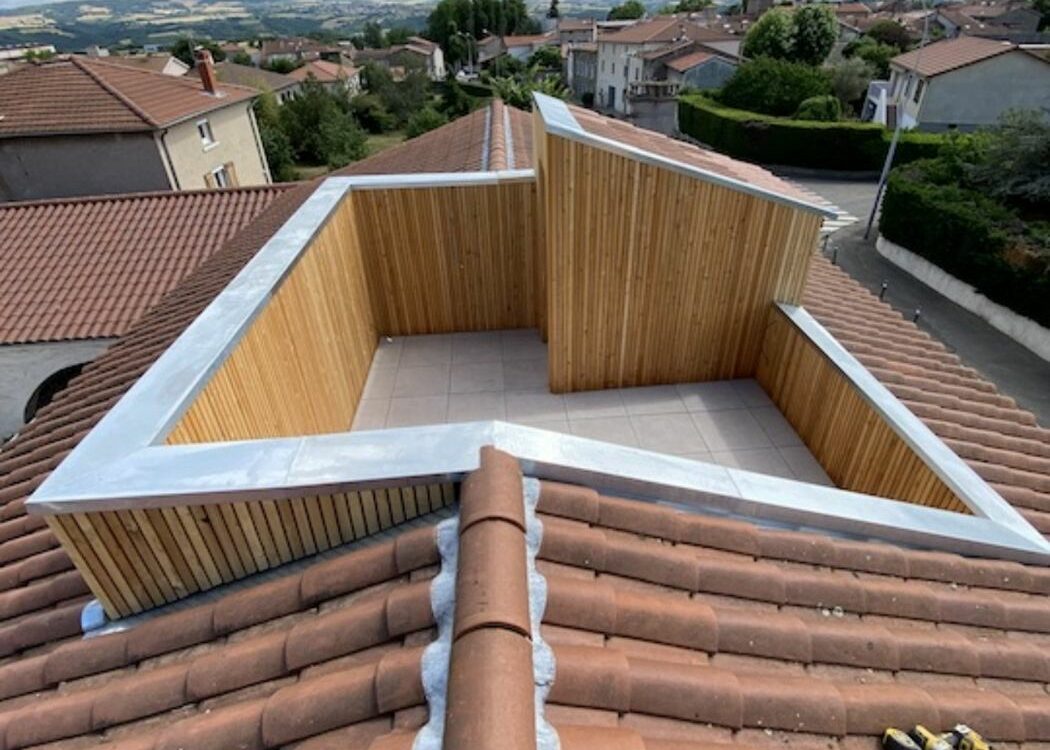 Terrasse tropézienne à Beauvallon : un espace perdu transformé en terrasse ouverte