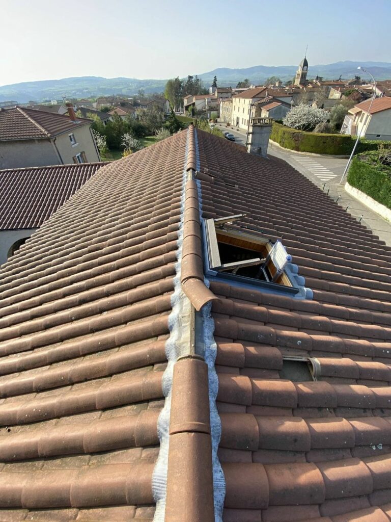 Toiture en tuiles avant travaux avec fenêtre de toit éclairant l'ancienne mezzanine, Beauvallon (69)