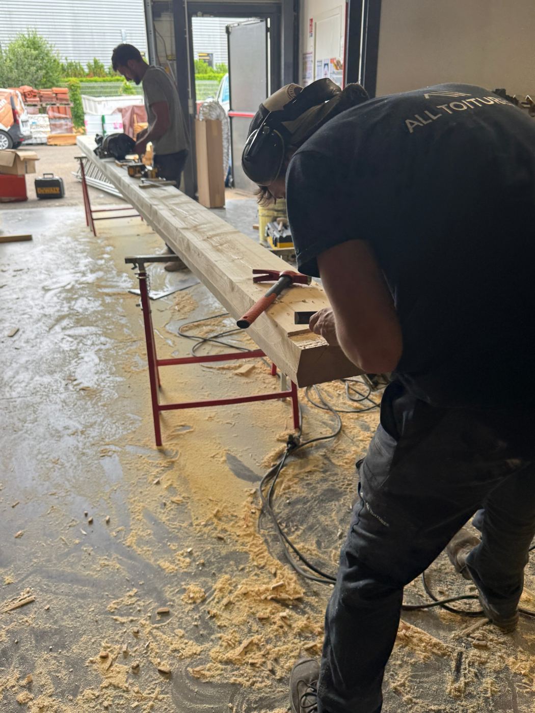 Taille de la charpente dans l'atelier ALL TOITURES : assemblage à tenon et mortaise au ciseau
