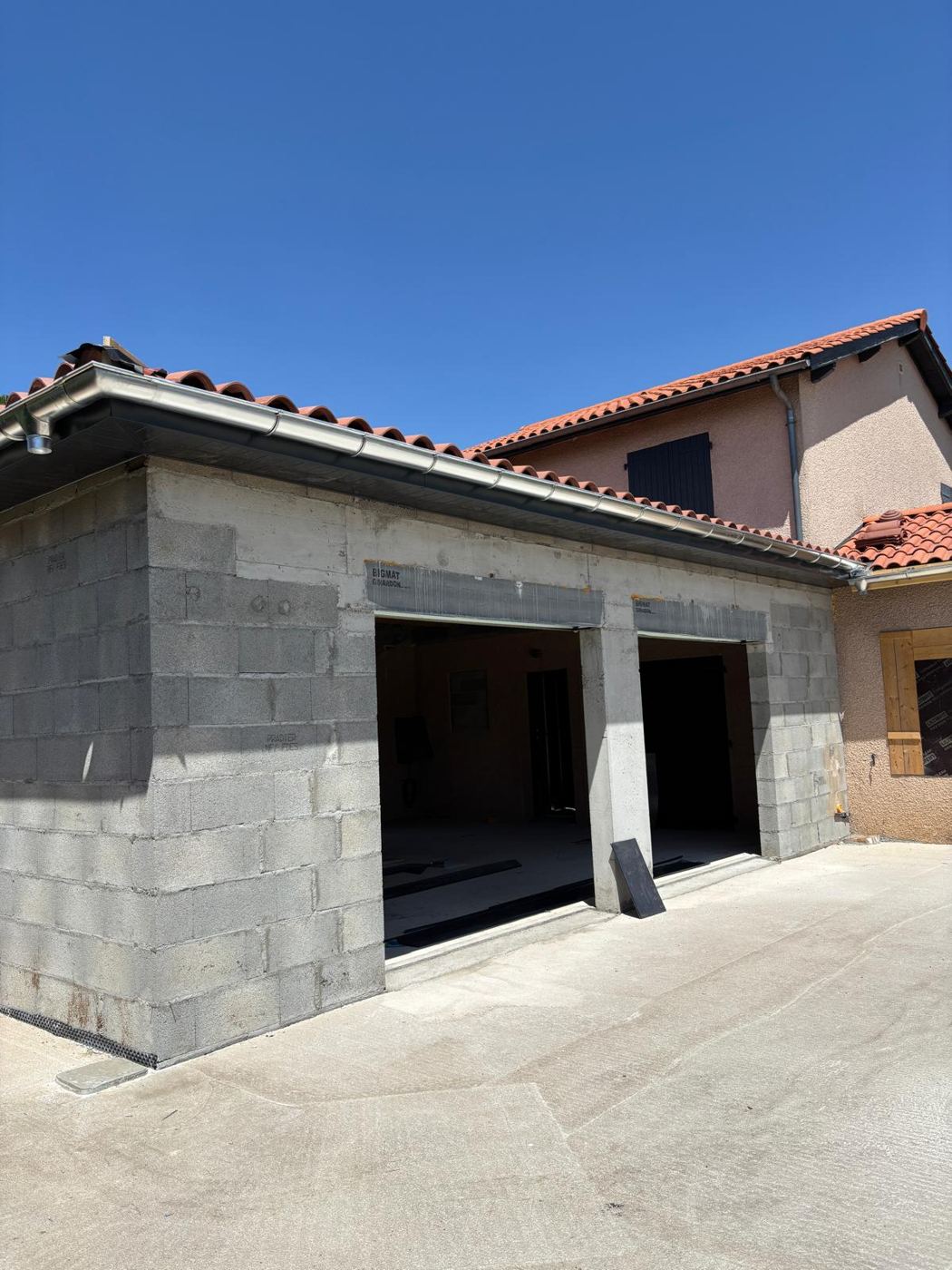 Extension avec double garage terminée, gouttière zinc et sous-face RAL 7019, Millery