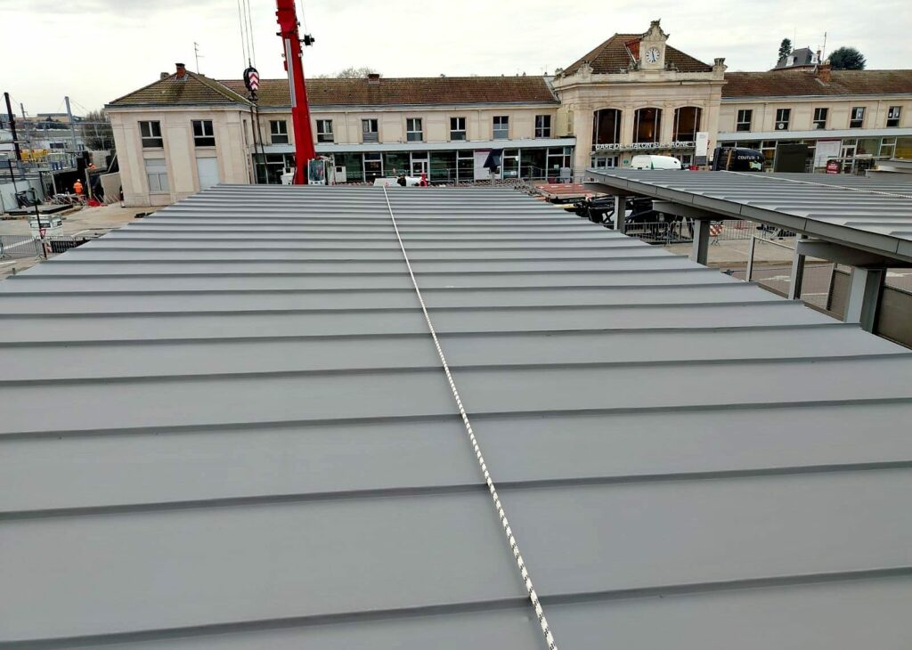 Couverture zinc à joint debout sur les abris de la gare SNCF de Chalon-sur-Saône