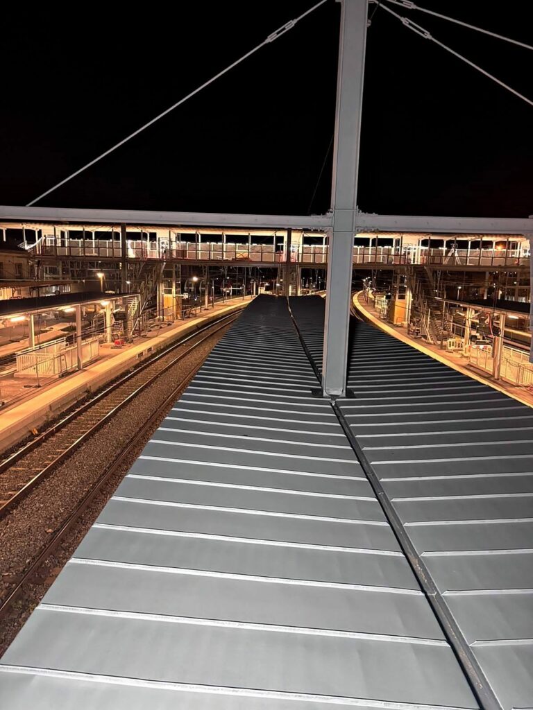 Pose de nuit de la couverture zinc sur la passerelle de la gare de Chalon-sur-Saône
