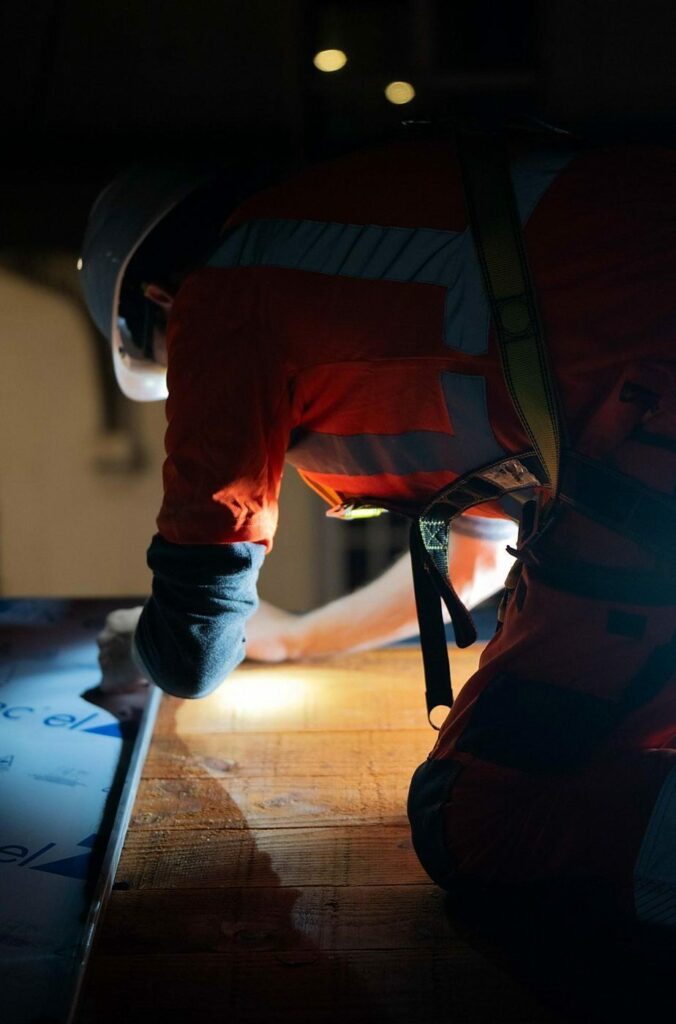 Compagnon ALL TOITURES au travail de nuit sur le chantier de la gare SNCF