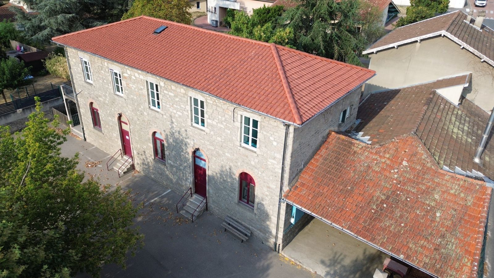 École primaire des Chadrillons à Soucieu-en-Jarrest après rénovation de la couverture et de la zinguerie