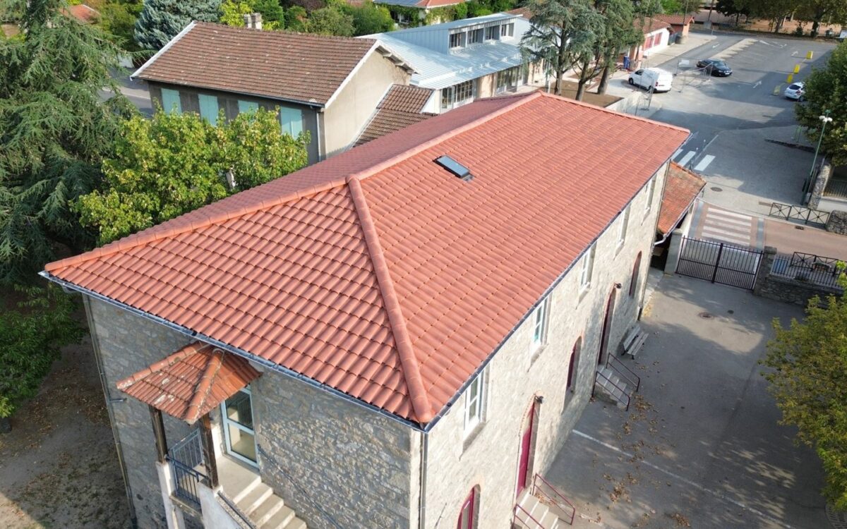 Rénovation de la toiture de l’école des Chadrillons à Soucieu-en-Jarrest : 210 m² en tuiles Kanal 10